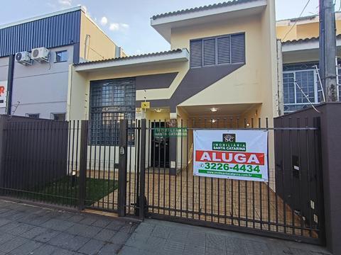 ALUGA | Sobrado de 141m² com 03 quartos na Zona 07 em Maringá